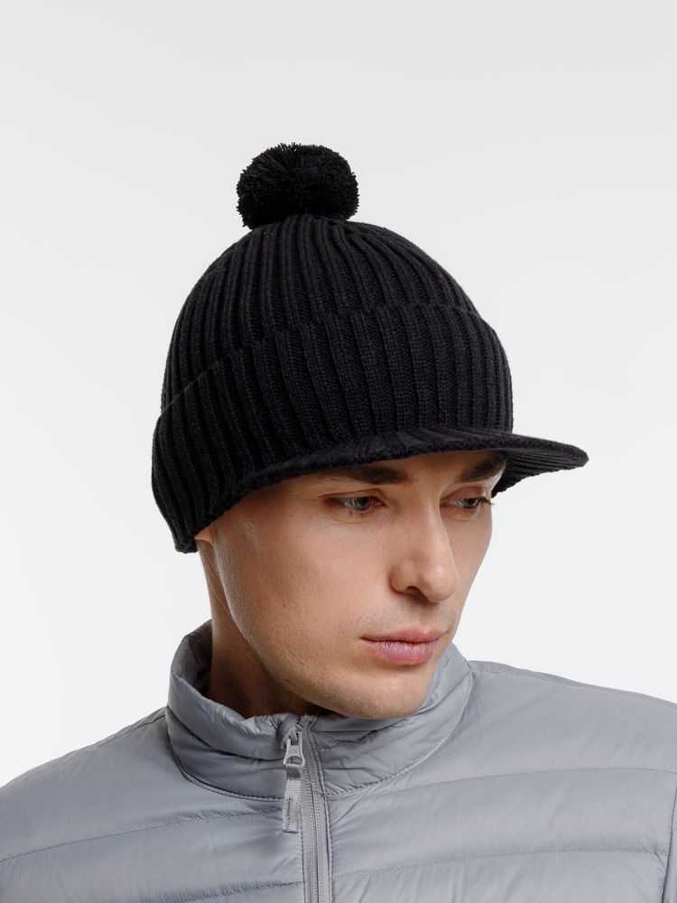 Вязаная шапка с козырьком Peaky, черная Вязаная шапка с козырьком Peaky, черная